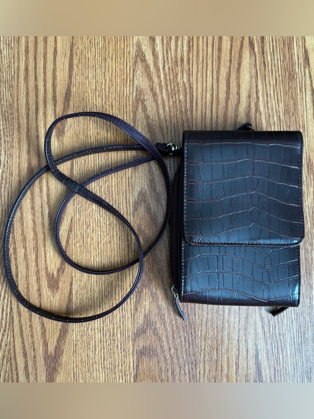 Sleek Croc-Embossed Crossbody Bag Rich Brown Faux Leather Long Adjustable Strap